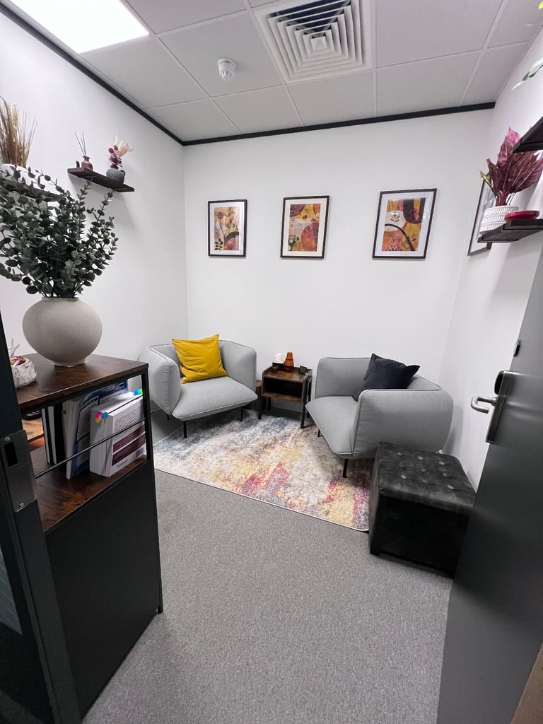 Therapy/Professional Space for Week Share - 2 min walk from Bank Station