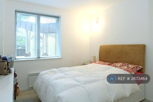 2 bedroom flat in Hutchings Street, London, E14 (2 bed) (#2673464)