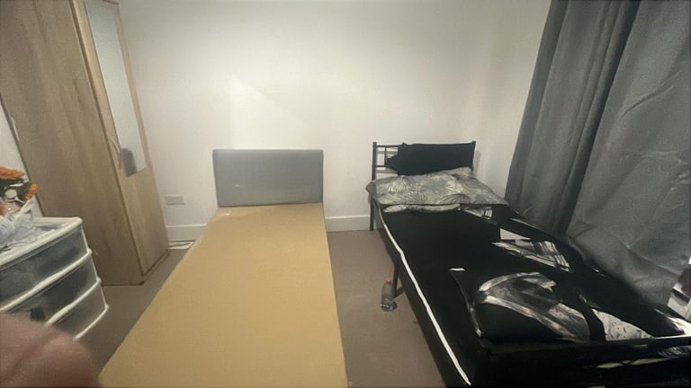 1 bed space available for Muslim girl in **manor park*"