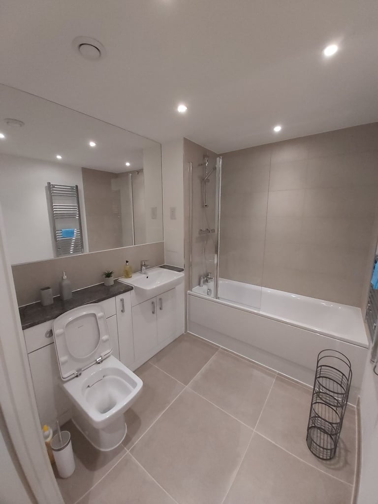 LARGE ROOM FOR RENT IN HIGH STREET HOUNSLOW TW3 