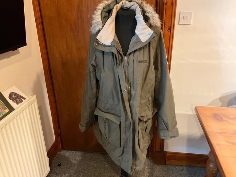 REGATTA parka style jacket lots of pockets and roll up hood. Uk 20 but mor of a 18/20