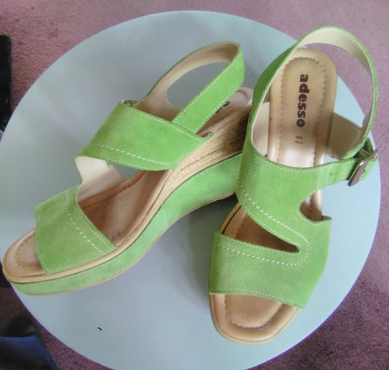 image for Green shoes - size 6.1/2