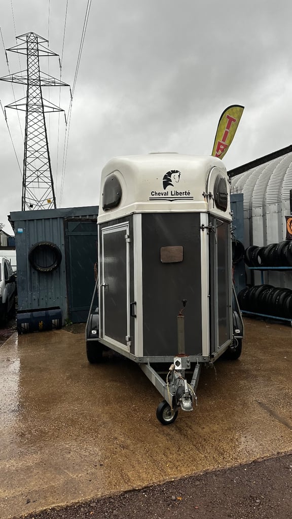 Cheval Liberté Gold Series Two Horses Trailer