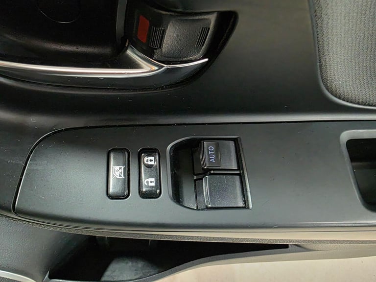 2015 Toyota Yaris 1.5 VVT-h Sport E-CVT Euro 6 5dr HATCHBACK Petrol/Electric Hybrid Automatic