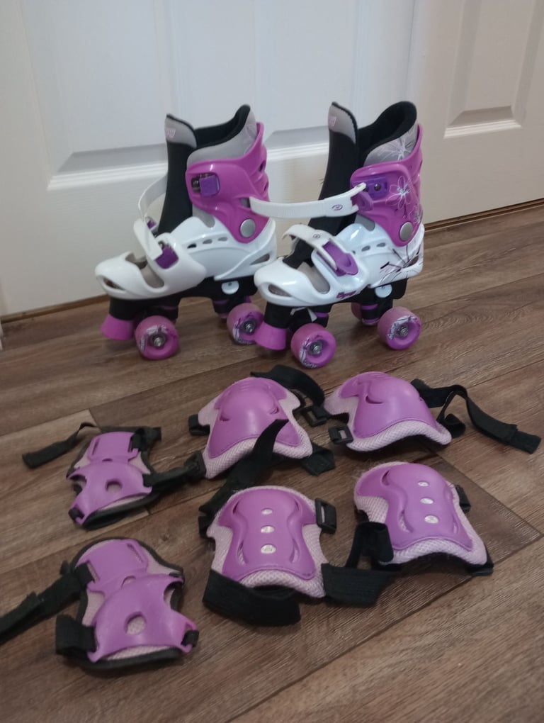Adjustable size children's roller boots plus pads