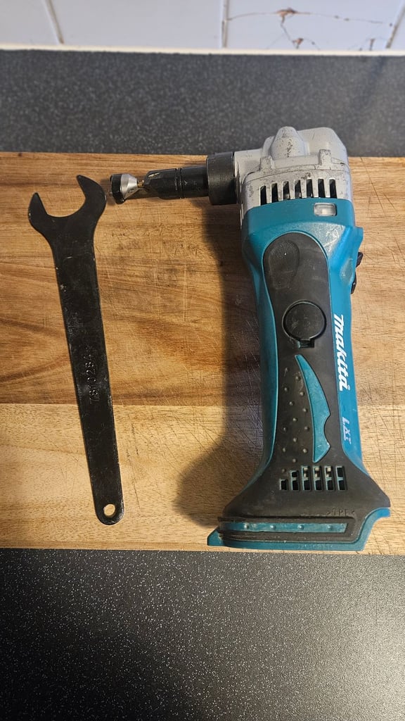 Makita nibbler