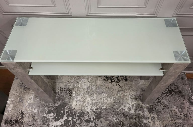 Ex-Display Console Table And Matching Lamp/Side Table
