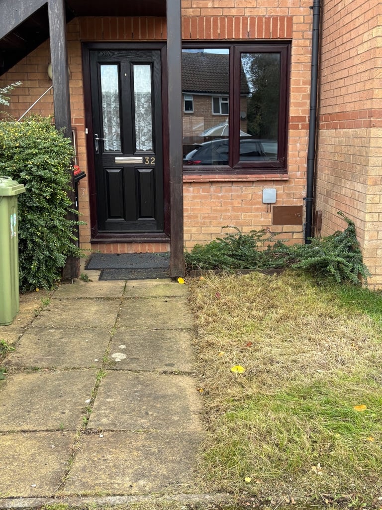 A lovely ground floor studio flat in this desirable location. 