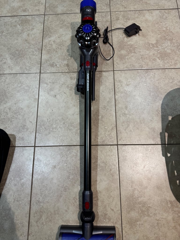 Dyson V8 absolute cordless vacuum cleaner good working order 