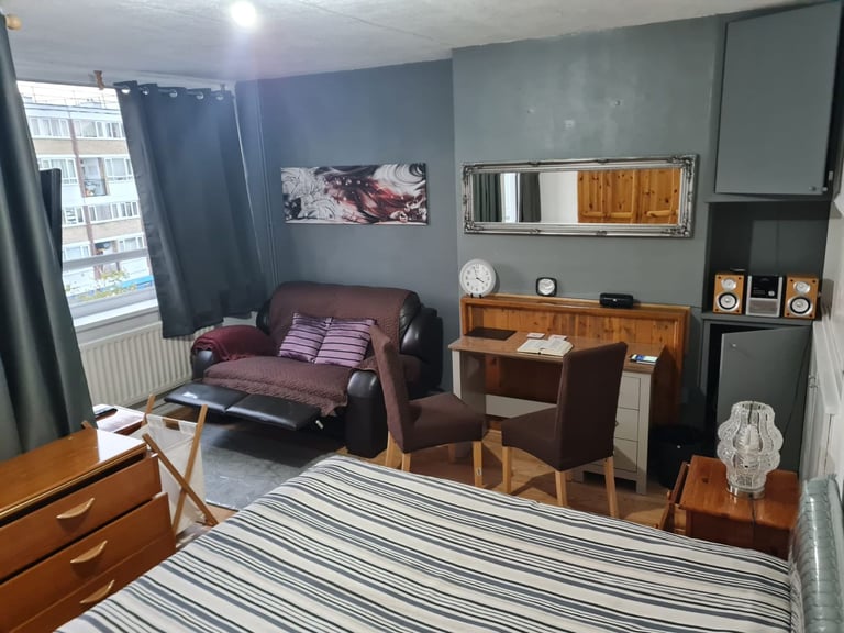 Double Room with a balcony for Rent on Tildesley Road London SW15 Only Single/Couples professional