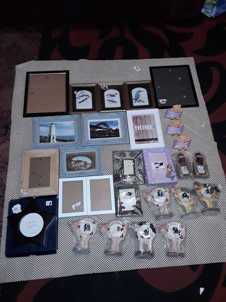 image for 28 picture  frames 