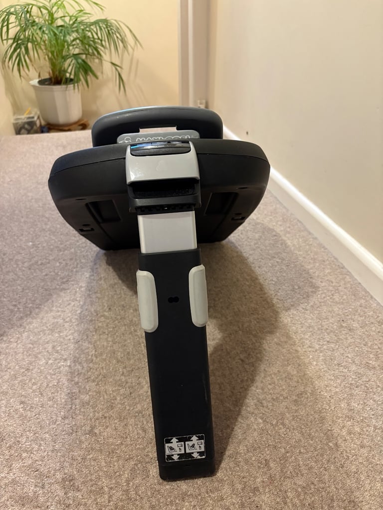 Maxi Cosi car seat and Isofix familyfix base