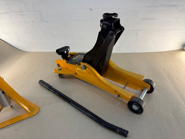 Low profile trolley jack and axle stands 2 tonne