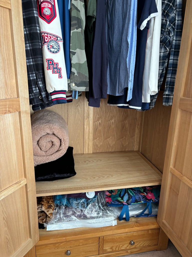 Beautiful ‘Sleepy Valley’ Solid Oak large double wardrobe with 2 spacious drawers like new DELIVERY