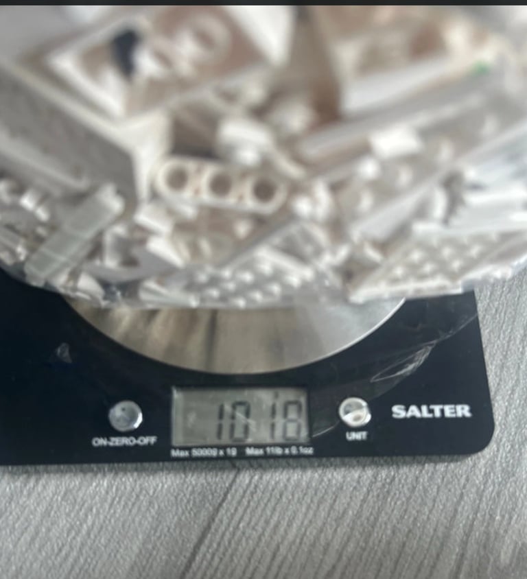 1kg bag of white Lego pieces (21)