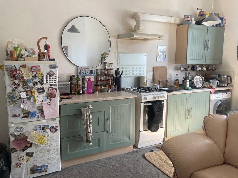10 minutes walk from Leeds centre - 1 bed self-contained flat