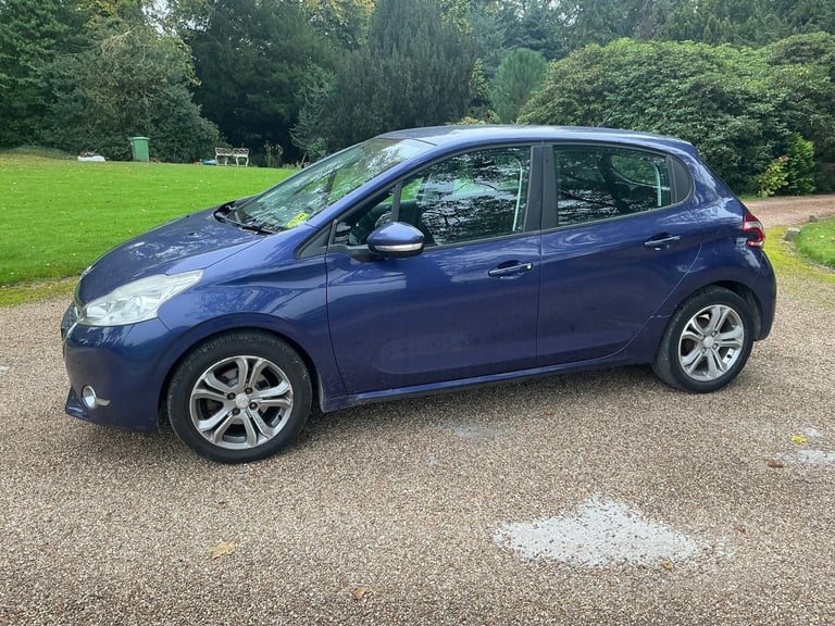 Peugeot 208 1.2cc ACTIVE 82 bhp good spec