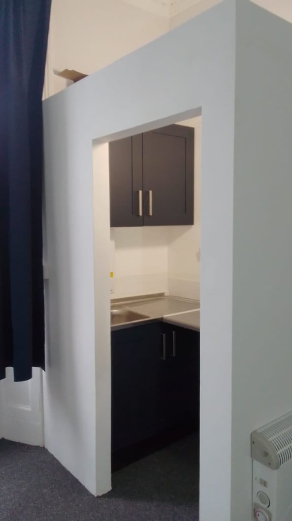 Clifton Large Bedsit/studio own kitchen, shared shower/Wc Ground Floor £745pm
