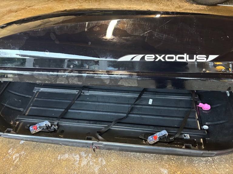 Exodus roofbox 470L & roof rails 47”