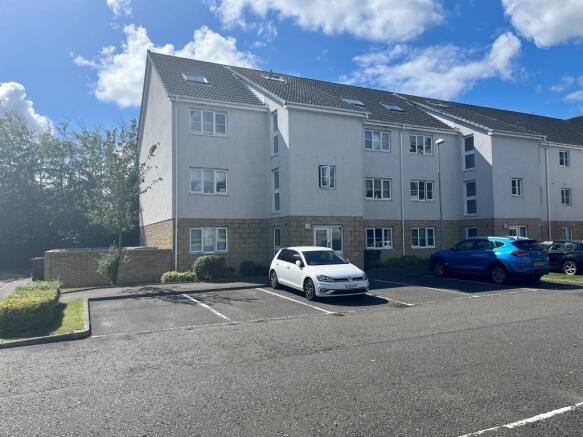 Lovely top floor duplex apartment is located close to Hamilton Town centre.
