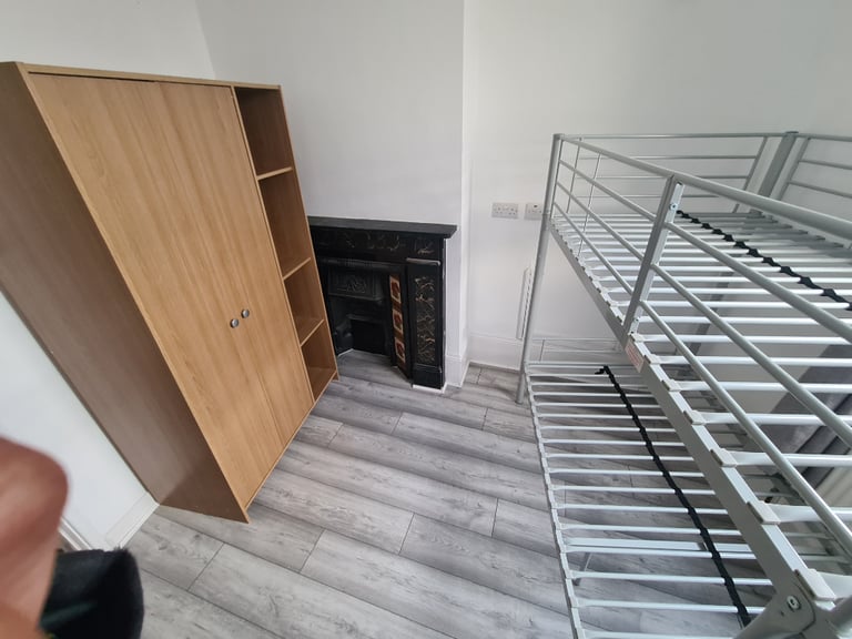 Spacious  Room With ALL BILLS INCLUDED Opposite to Haydons Road Station in Wimbledon