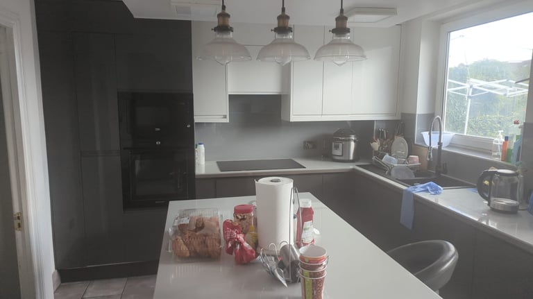 Spacious & Cosy Ensuite Room for Rent in - CR7 8DQ