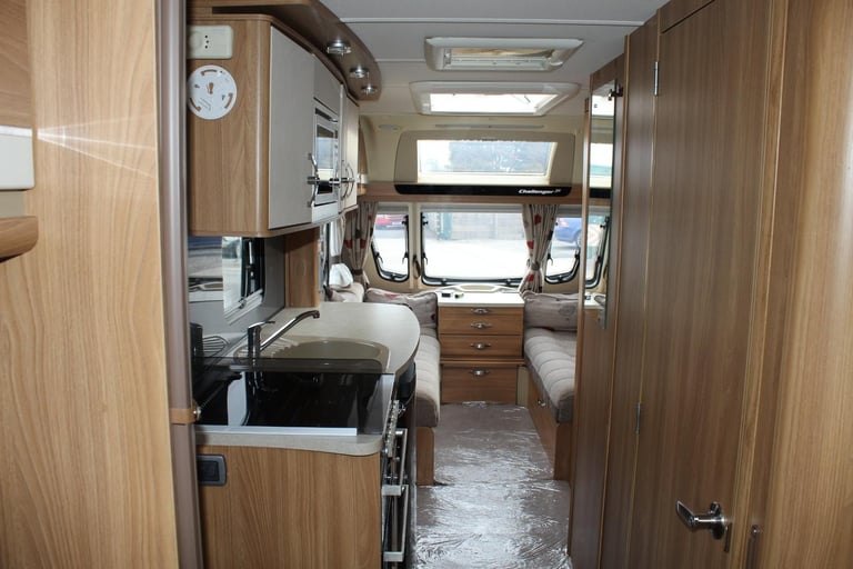 2013 Swift Challenger SE 590 Luxury Twin Axle 6 Berth Touring Caravan With Mover