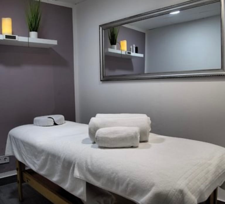 INDIAN THERAPIST AVAILABLE FOR FULL BODY Massage 