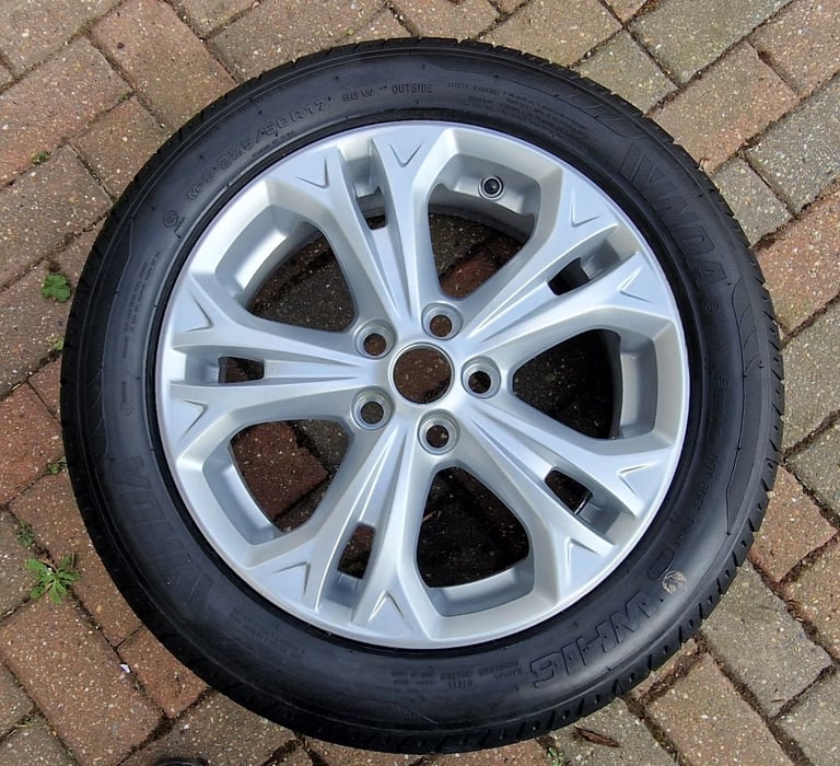 NEVER USED 17” FORD GALAXY TITANIUM X ALLOY WHEEL AND TYRE – 225/50R17 98W