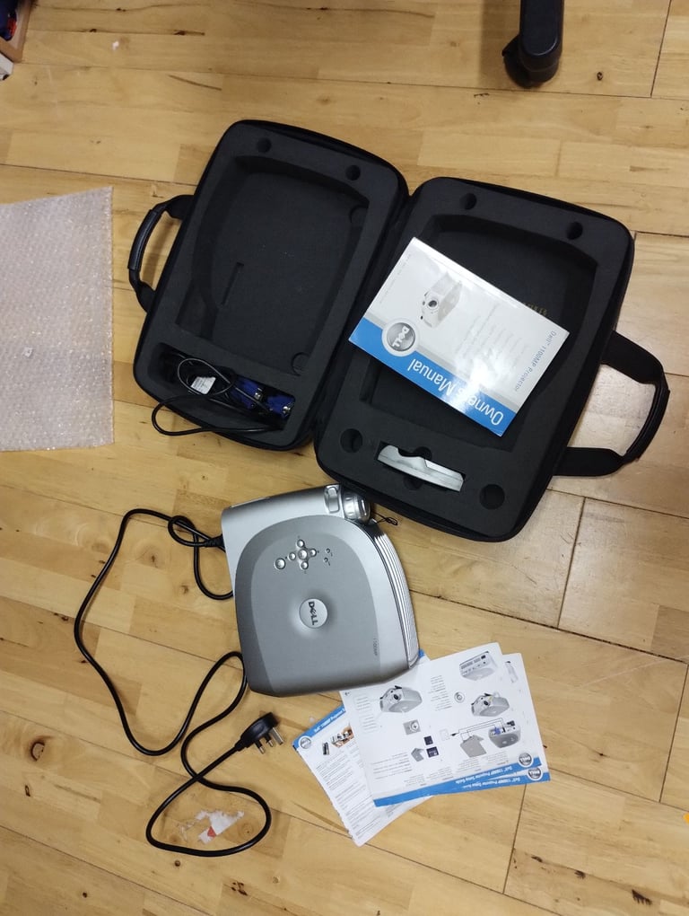 Dell projector. Window display. 90 hours. Case, Bright. Movies, Presentations, Not HDMI!.