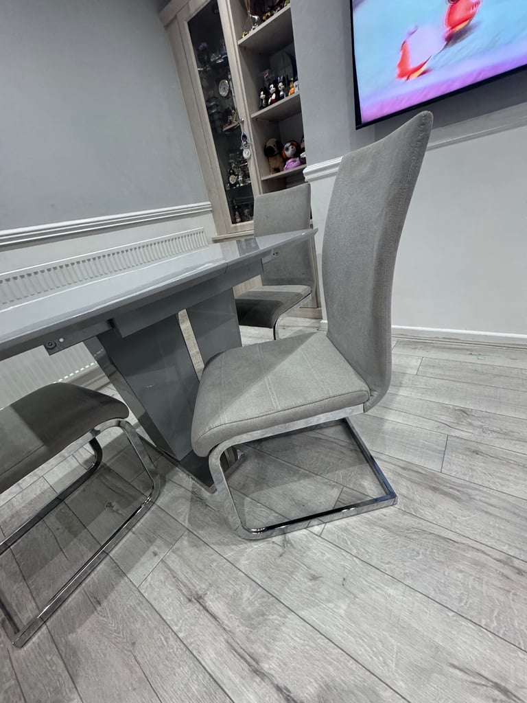 Dining table and 6 chairs Extendable up to 160cm