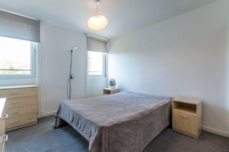 Desirable, 3-bedroom, HMO flat with parking, near the Gyle - available October