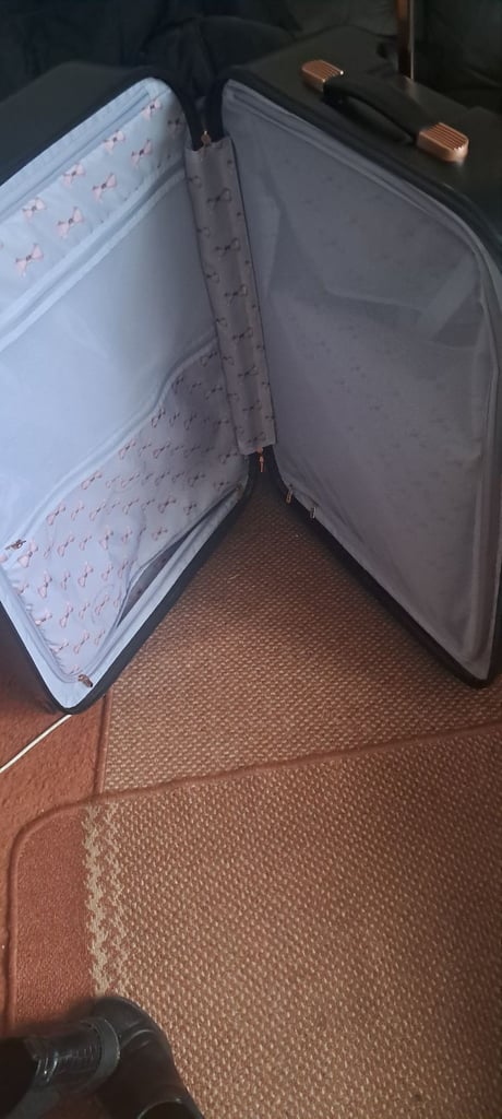 Black 4 wheel suitcase 