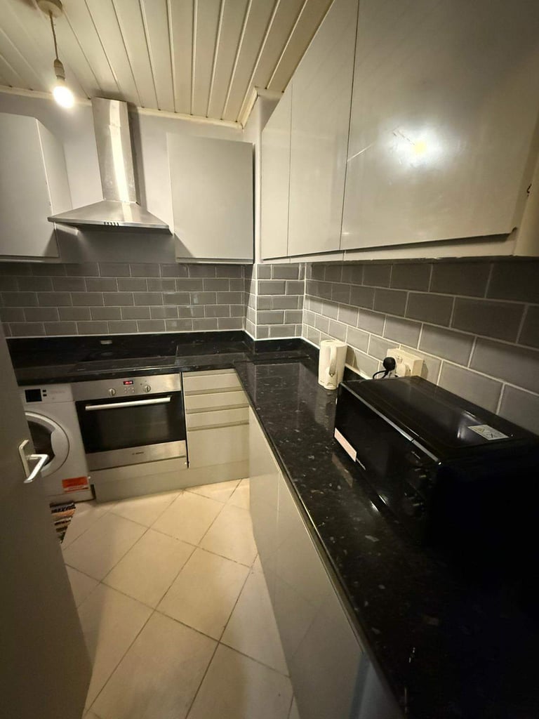 DOUBLE ROOM AVAILABLE NOW Chicksand Street, E1  –walking  minutes from station