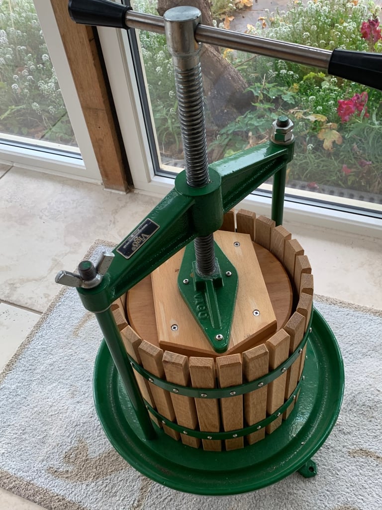 Vigo fruit crusher and 12L cast iron press