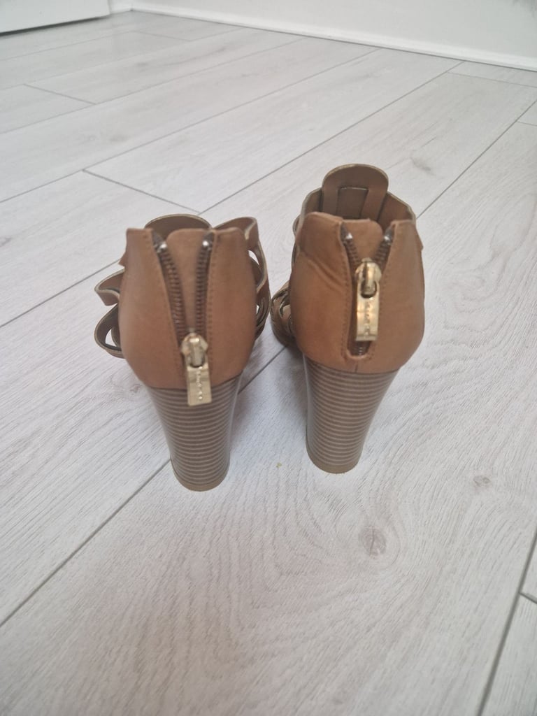 Tan heeled sandles