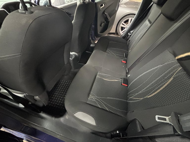 Peugeot 208 1.2cc ACTIVE 82 bhp good spec