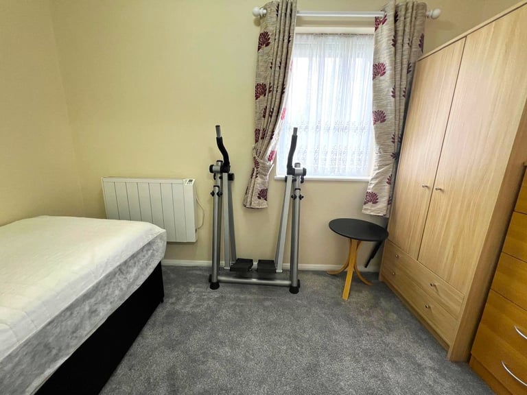 Excellent condition 2 bedrooms 2 receptions terrace house in woodford Green, ilford