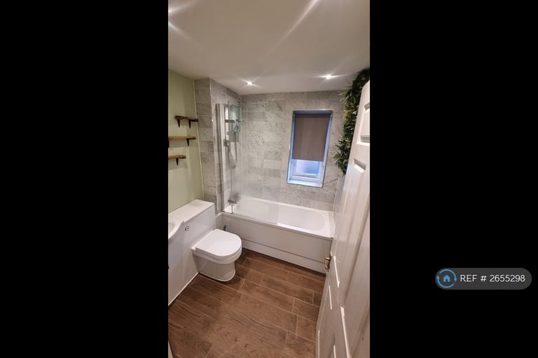 2 bedroom flat in Bury New Road, Manchester, M25 (2 bed) (#2655298)