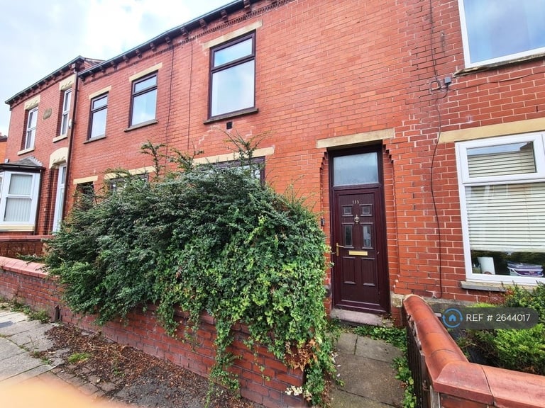 2 bedroom house in Rochdale Road, Royton, Oldham, OL2 (2 bed) (#2644017)