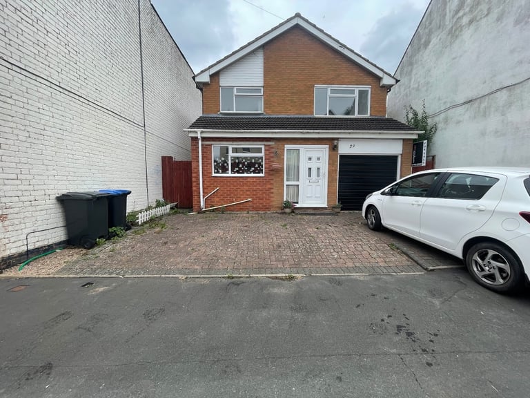 4 bedroom attached house Rugby centre 