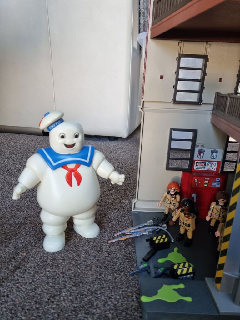 Playmobil ghostbusters tower and car playset