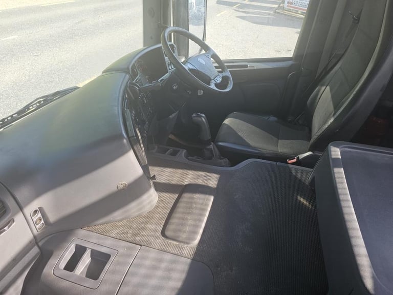 2015 Scania P320 6x2 twin wheel skip