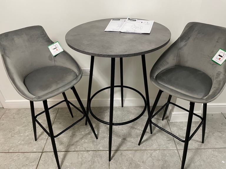 Brand new breakfast bar with stools 