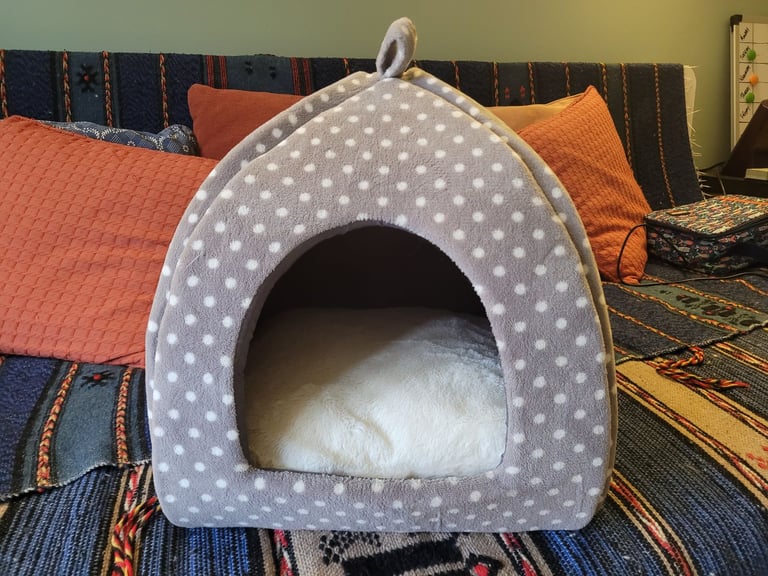 image for Igloo Cat Bed Grey Spotty & White/Grey Soft cat bed with ears