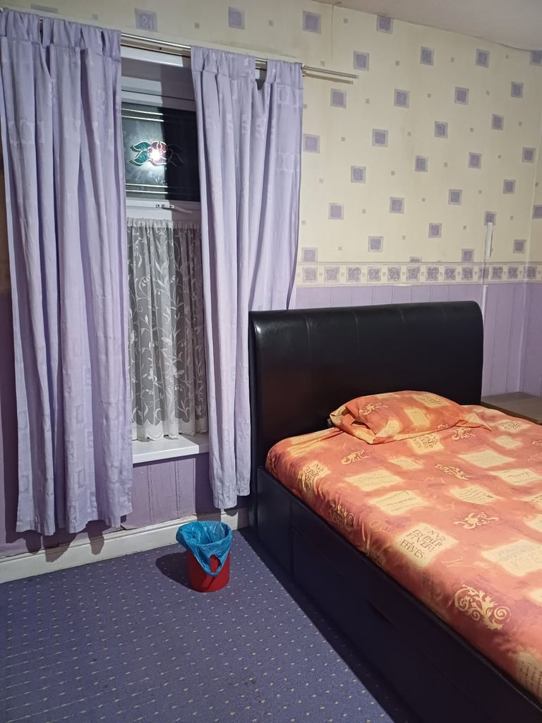 ROOM TO LET