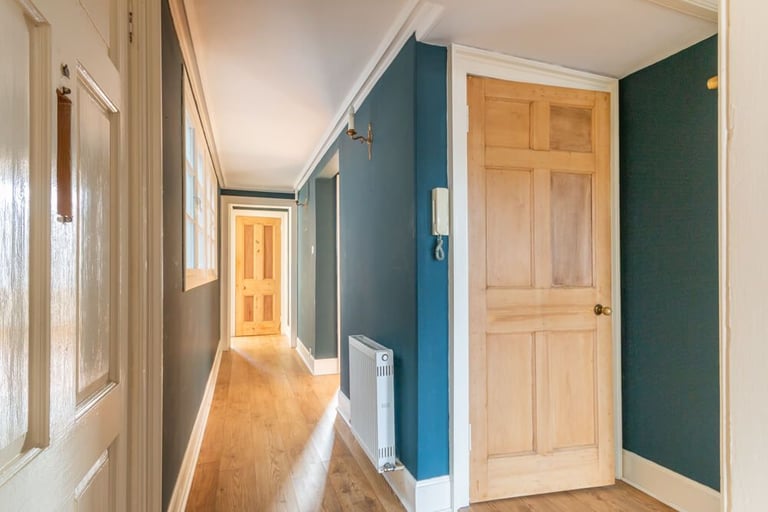 Incredible, 2 bedroom, 2nd floor property north of Edinburgh’s New Town – available November