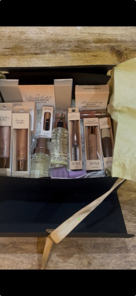 Make up gift boxes