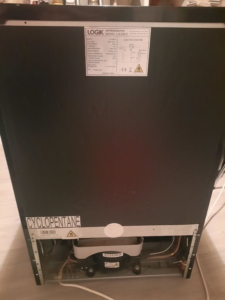  LOGIK, MEDIUM SIZE FRIDGE IN GREAT CONDITION