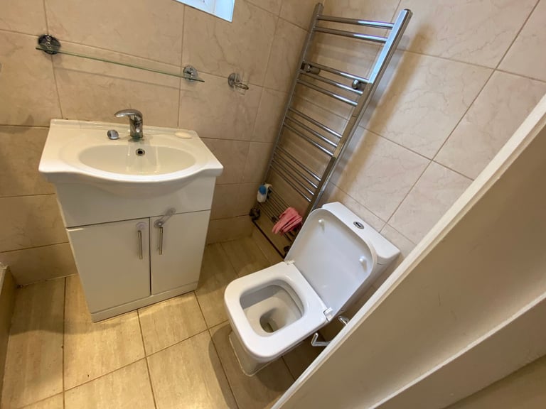 TWO DOUBLE BEDROOM GROUND FLOOR FLAT FURNISHED WITH GARDEN  NEAR KENTON STATION 